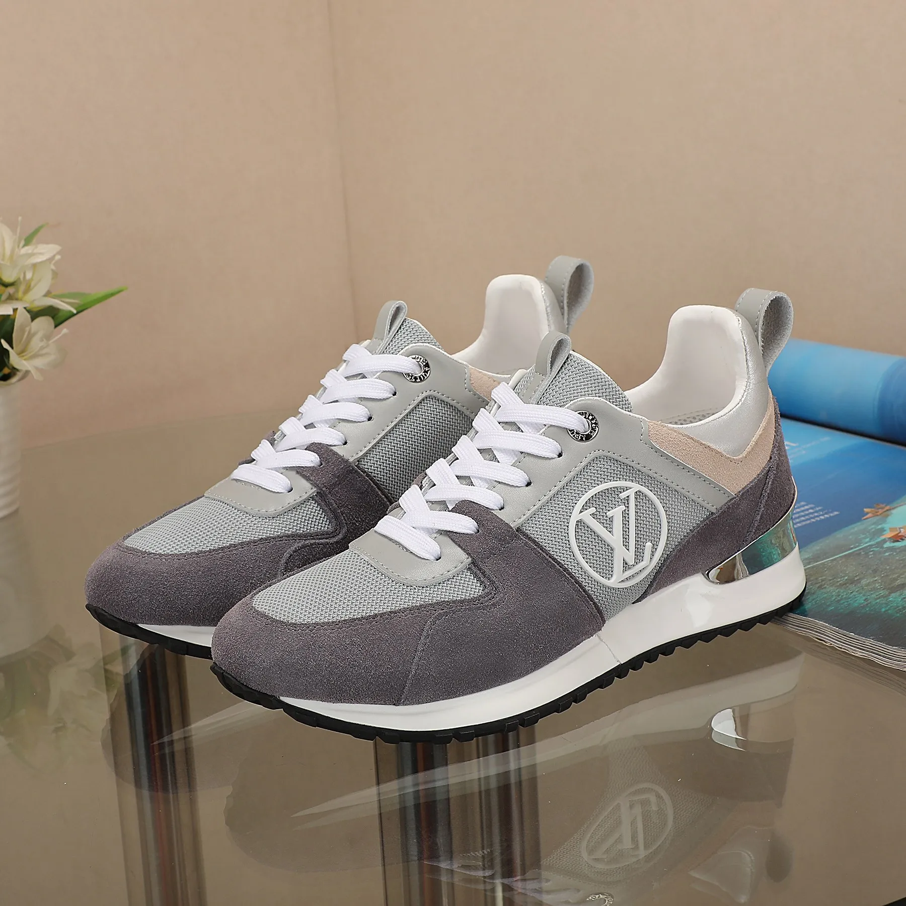 👟👟Ex-factory price 400👟👟 Men's size +10 🔥🔥🔥4046 Louis Vuitton official website synchronized sneakers, this Run Away sneaker is inspired by running shoe design, highlighting Louis Vuitton's iconic tone, technical mesh fabric mixed with suede and metallic cow leather, with wedge-shaped rubber outsole, LV letters written on the side, LV engraved on the metal shock-absorbing structure Circle logo, hidden insole subtly increases the height, reproduces the classic design of Louis Vuitton shoe series. The code number is 35-42 for women and 39-46 for men.